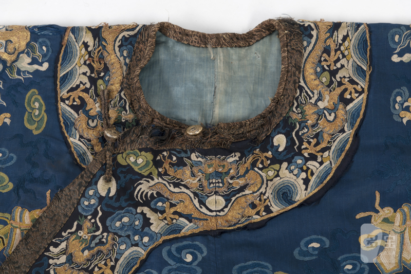 AN UNUSUAL BLUE EMBROIDERED DRAGON ROBE WITH SHIZI LIONS FOR A GENTLEMAN - 图4